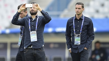 Euro 2016, Italia: passeggiata e foto sul campo dello Stade de France