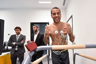 Juventus, visite mediche per un sorridente Dani Alves