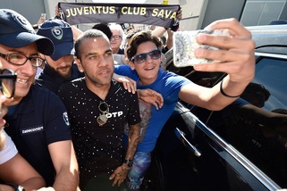 Juve, Dani Alves travolto dall'entusiasmo dei tifosi