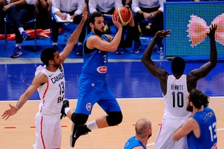 Belinelli, mascella fratturata, ma resta in gruppo