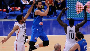 Belinelli, mascella fratturata, ma resta in gruppo