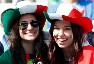 Euro 2016, le tifose azzurre in tricolore: che tifo a Parigi!
