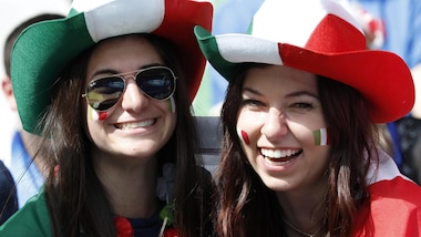 Euro 2016, le tifose azzurre in tricolore: che tifo a Parigi!
