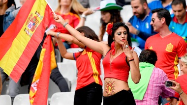 Italia-Spagna, Saint-Denis è hot con le tifose spagnole