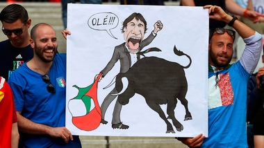 Euro 2016, Italia-Spagna: Conte diventa matador, l'ironia sugli spalti