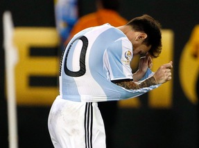 Argentina, Maradona a Messi: «Non devi lasciare, vincerai il Mondiale»