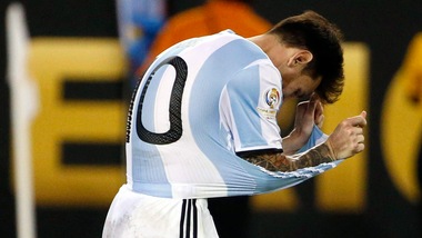 Argentina, Maradona a Messi: «Non devi lasciare, vincerai il Mondiale»