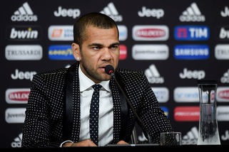 Juventus, Dani Alves: giacca a pois bianconeri alla presentazione