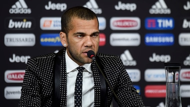 Juventus, Dani Alves: giacca a pois bianconeri alla presentazione