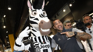 Dani Alves a tu per tu con il mondo Juventus