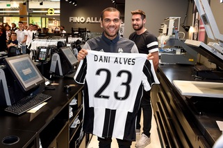 Juventus, Dani Alves: «Sono qui per vincere la Champions League»