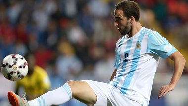 Calciomercato, agente Higuain: «Non rinnova con il Napoli»