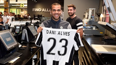 Juventus, Dani Alves: «Sono qui per vincere la Champions League»