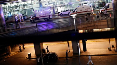 Istanbul, attacco terroristico all'aeroporto: almeno 36 morti