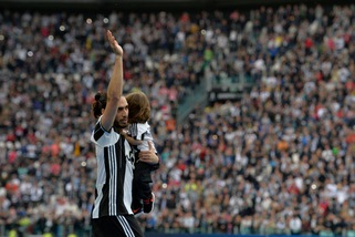 Calciomercato, ufficiale: Caceres dice addio alla Juventus