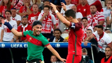 Polonia-Portogallo, tifoso invade il campo per abbracciare Ronaldo