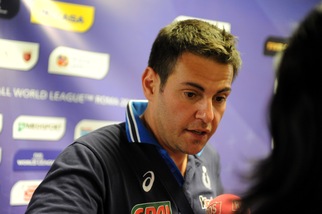 Azzurri in campo. Blengini sfida il maestro Velasco