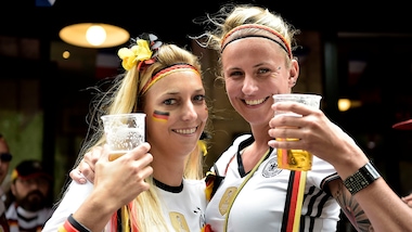 Germania-Italia: birra e risate, così i tifosi tedeschi ingannano l'attesa