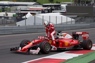 F1, Vettel: «Era tutto ok, non so perché è esplosa la gomma»