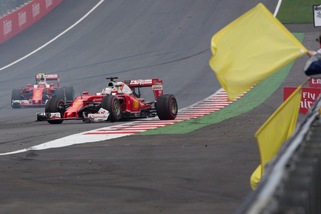F1 Austria, Vettel si ritira: esplode una gomma