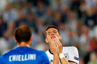 Germania, Europei finiti per Gomez. Dubbio Khedira per la semifinale