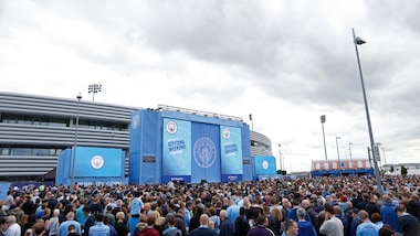 Calciomercato: accoglienza regale per Pep Guardiola al Manchester City, le immagini