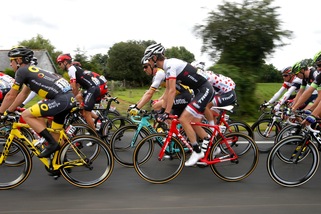 Tour de France, ragazza investita da auto carovana: trauma cranico