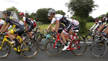 Tour de France, ragazza investita da auto carovana: trauma cranico