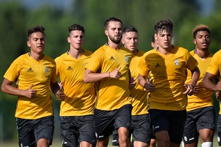 Juventus, primo allenamento con la nuova maglia: è gialla!