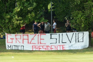 Milan, Montella dirige l'allenamento. I tifosi: «Grazie Berlusconi»