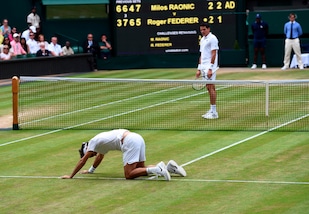 Wimbledon, Federer perde in cinque set: Raonic in finale