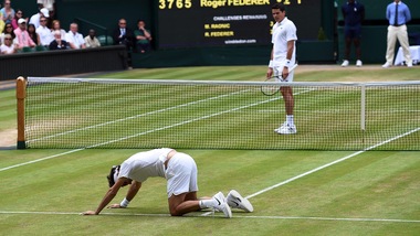 Wimbledon, Federer perde in cinque set: Raonic in finale