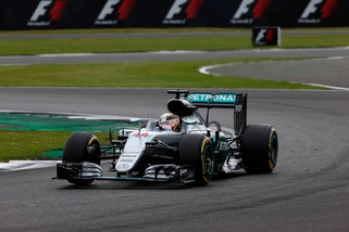 F1: pole record per Hamilton, Vettel partirà undicesimo