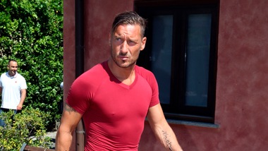 Roma, Totti si ferma subito per un problema muscolare