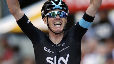 Froome, pugno a un tifoso che lo infastidiva