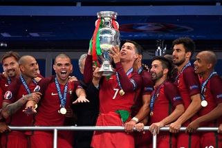 Euro 2016, Portogallo nella storia: Ronaldo alza la Coppa
