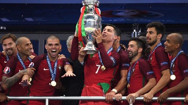 Euro 2016, Portogallo nella storia: Ronaldo alza la Coppa