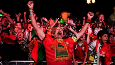 A Lisbona i tifosi del Portogallo impazziscono di gioia