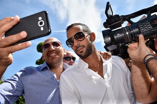 Juventus, il primo giorno di Benatia: visite mediche e selfie con i tifosi