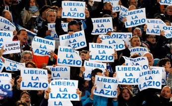 Lazio, 1000 tifosi in piazza per contestare Lotito