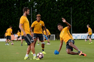 Juventus, Alex Sandro in scivolata su Pjanic. A Vinovo si fa sul serio