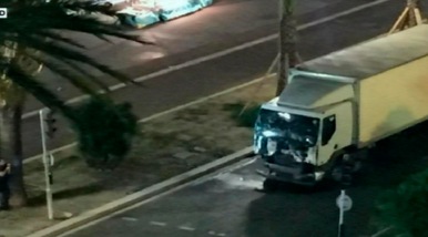 Attacco a Nizza, camion sulla folla: 84 morti, molti bambini coinvolti