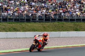 MotoGp Sachsenring: Marquez in pole, Rossi terzo