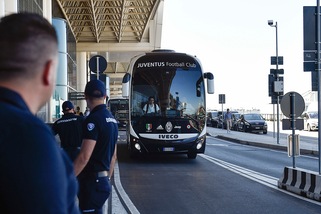 La Juventus in partenza per Melbourne: la squadra arriva in aeroporto