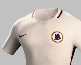 Serie A Roma, presentata la seconda maglia. Cori contro Pjanic e la Juventus