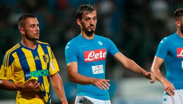 Napoli-Trento 4-0, contestazioni per l'addio di Higuain