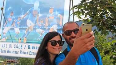 Napoli, a Dimaro strappata la faccia di Higuain dal manifesto. E i tifosi si fanno i selfie