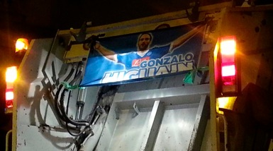 Napoli, la faccia di Higuain sul camion dei rifiuti