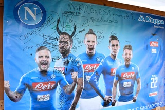 Napoli, tifosi riempiono di insulti lo striscione di Higuain