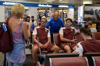 Torino, foto e autografi in aeroporto: ecco i granata a Malpensa!